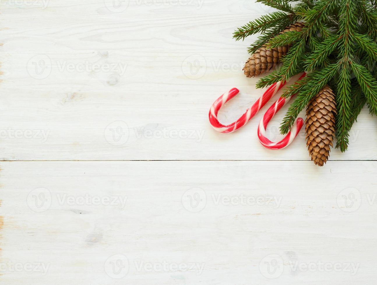 Natal fronteira com abeto árvore galhos com cones e doce bengala em branco de madeira Pranchas pronto foto