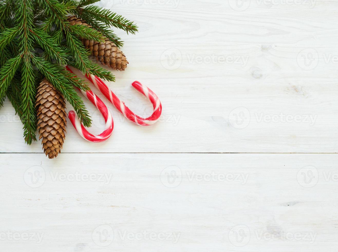 Natal fronteira com abeto árvore galhos com cones e doce bengala em branco de madeira Pranchas pronto foto