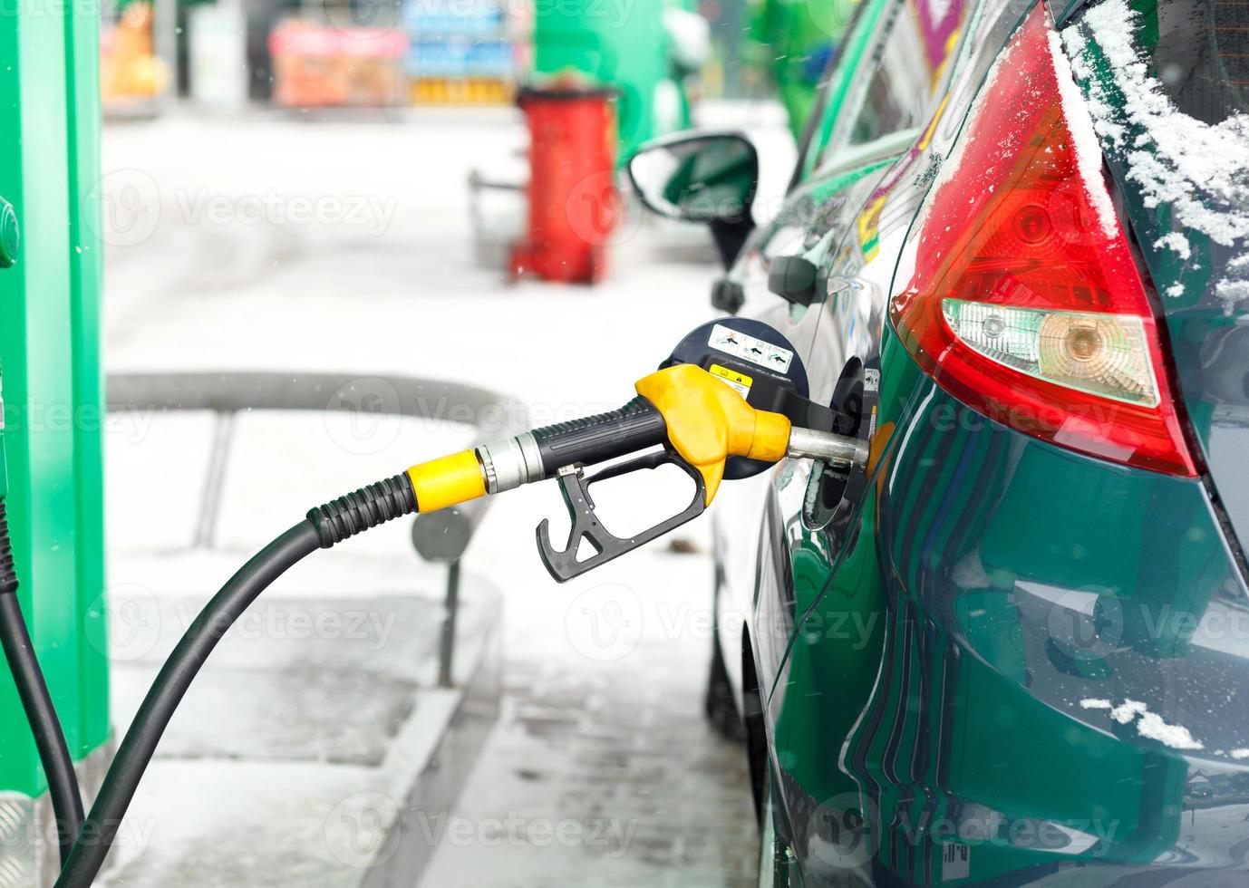 carro reabastecimento em uma gasolina estação dentro inverno foto