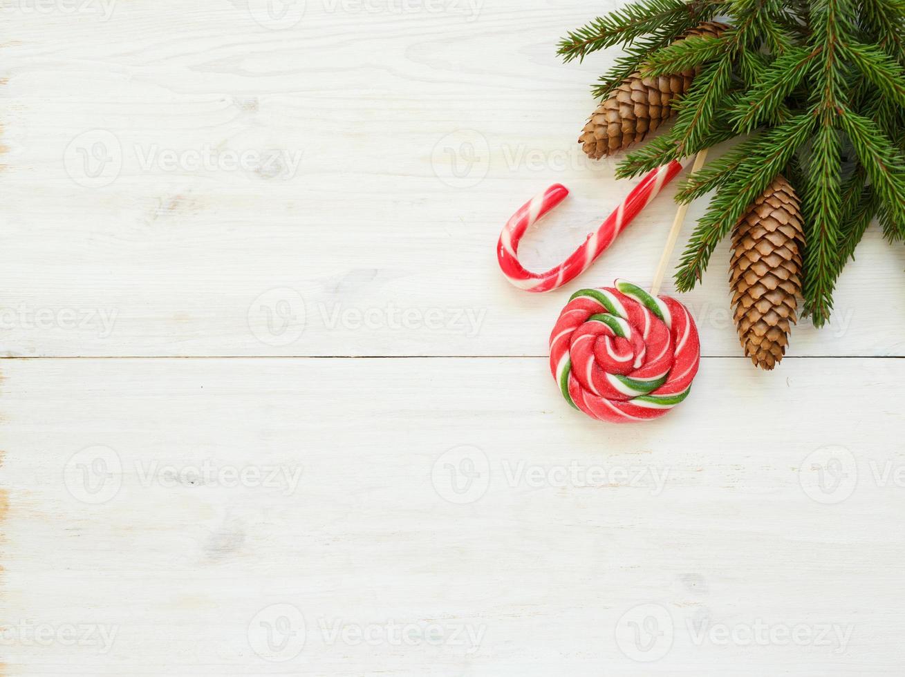 Natal fronteira com abeto árvore galhos com cones e doce bengala em branco de madeira Pranchas foto