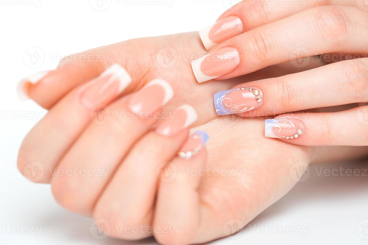 lindo fêmea mãos com francês manicure foto