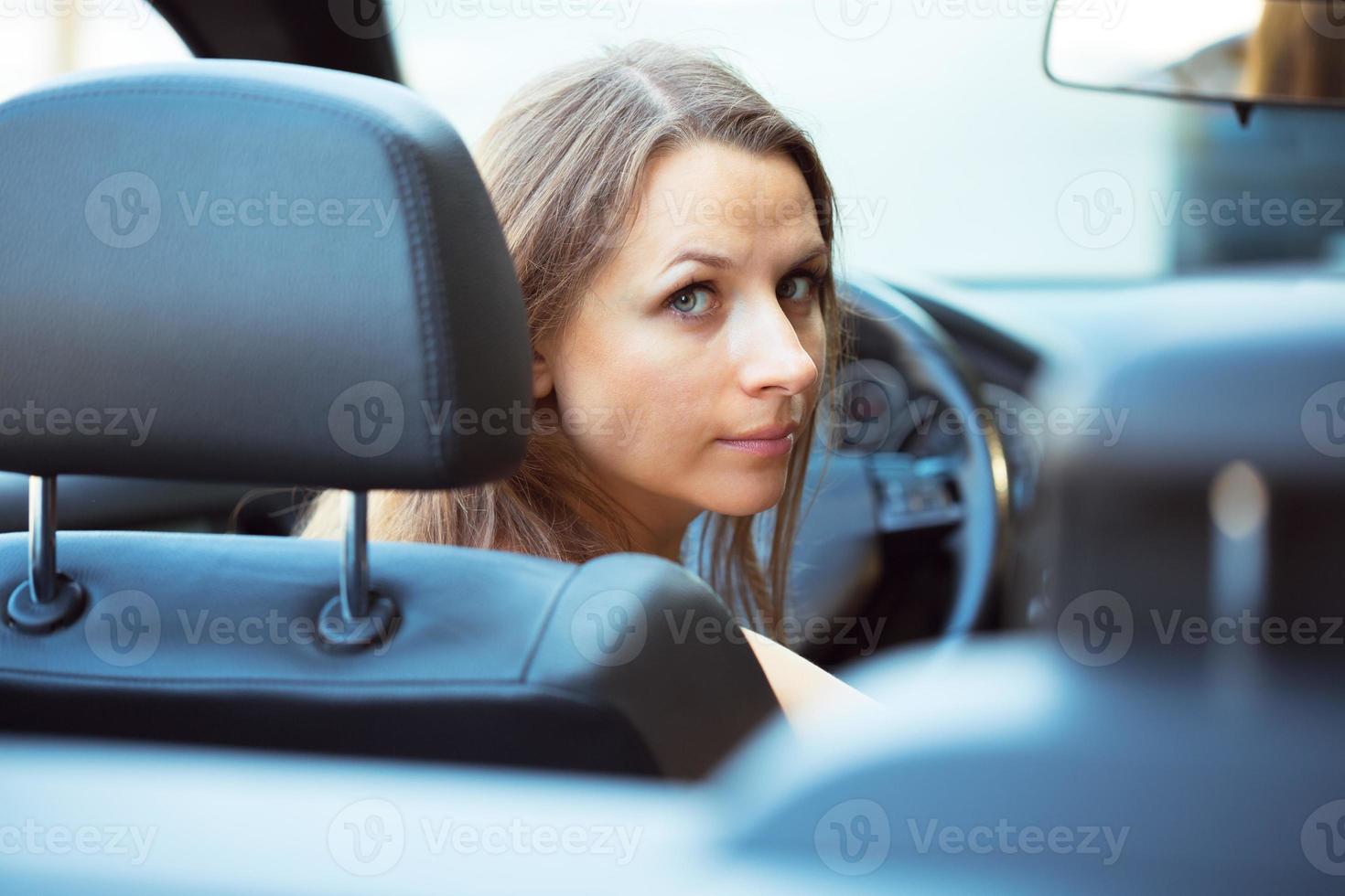 mulher caucasiana em um cabriolet foto