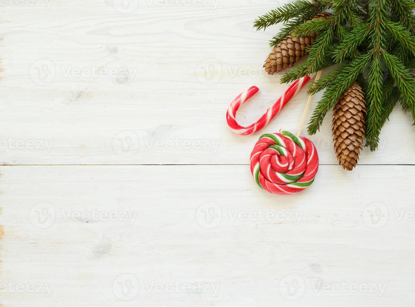 Natal fronteira com abeto árvore galhos com cones e doce bengala em branco de madeira Pranchas pronto foto