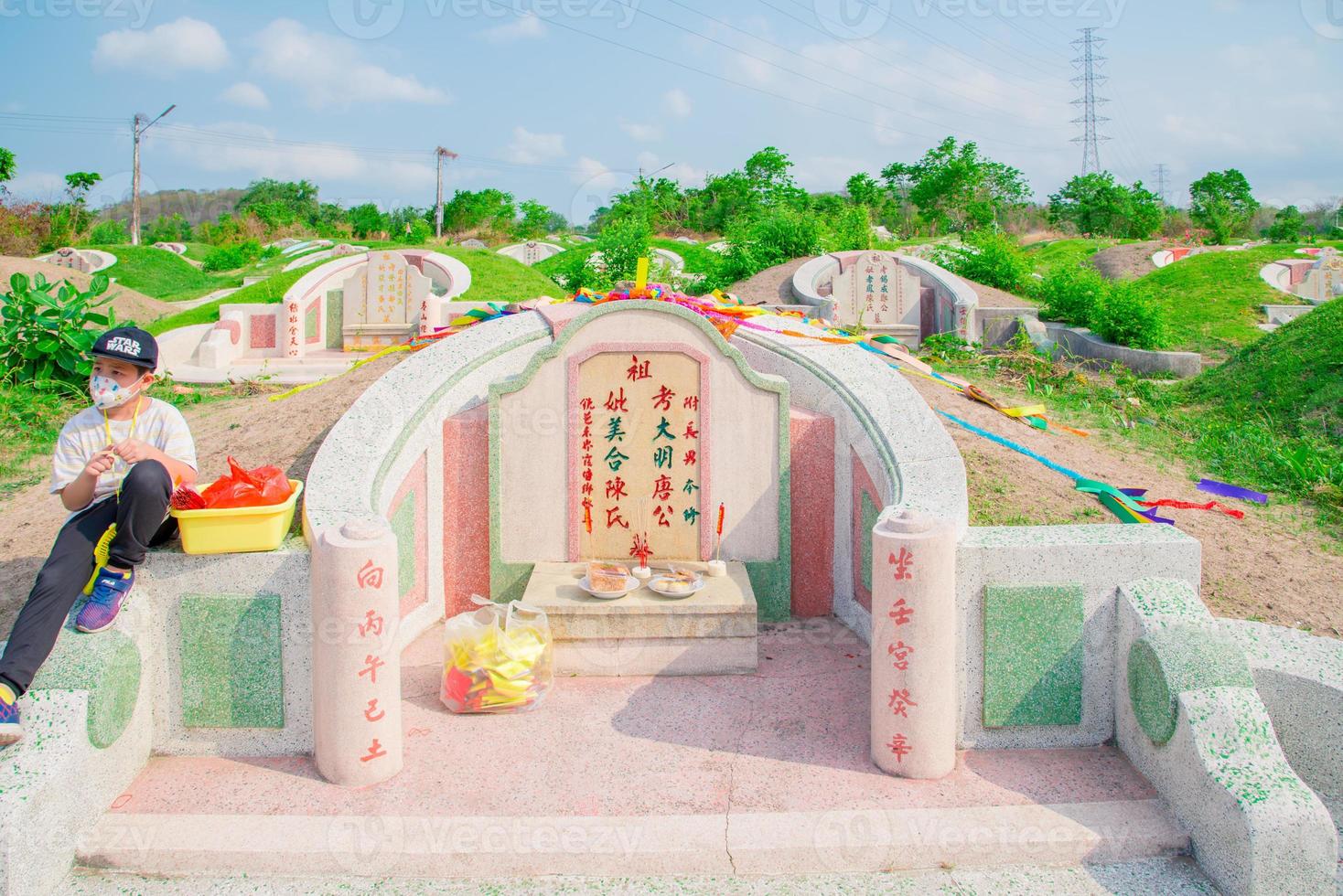 chonburi, tailândia, 9, abril, 2018 chinês descendentes limpeza túmulo e oferta orações para ancestrais durante dentro qingming festival ,varredura de túmulos dia foto