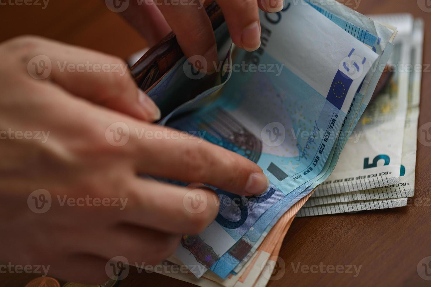 mulher abertura carteira cheio do euro banco notas foto