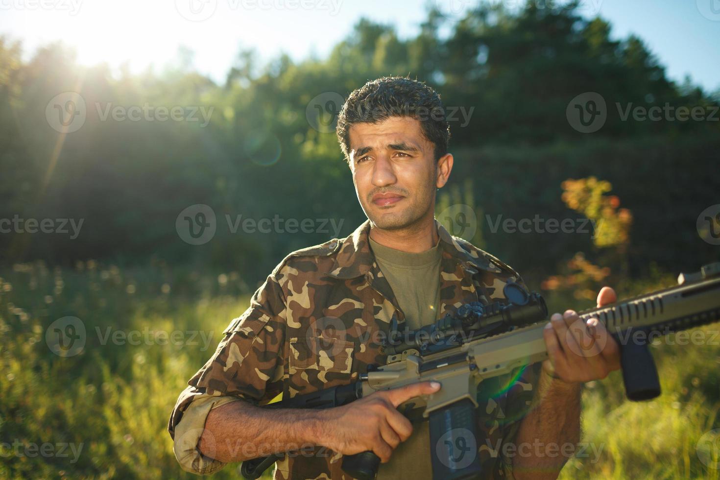 homem do árabe nacionalidade dentro camuflar com uma espingarda foto