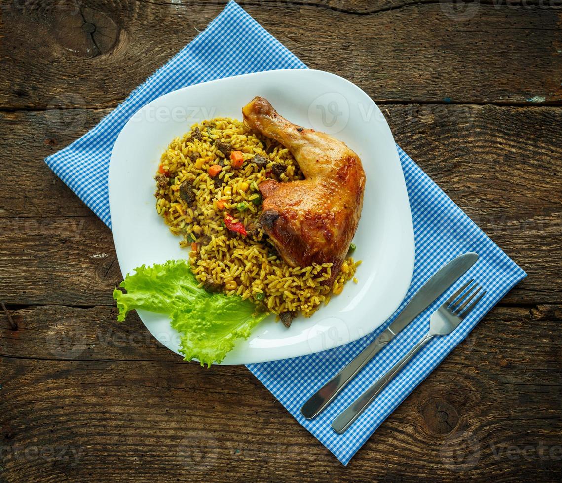 delicioso pratos a partir de frango coxa com arroz e salada folhas foto