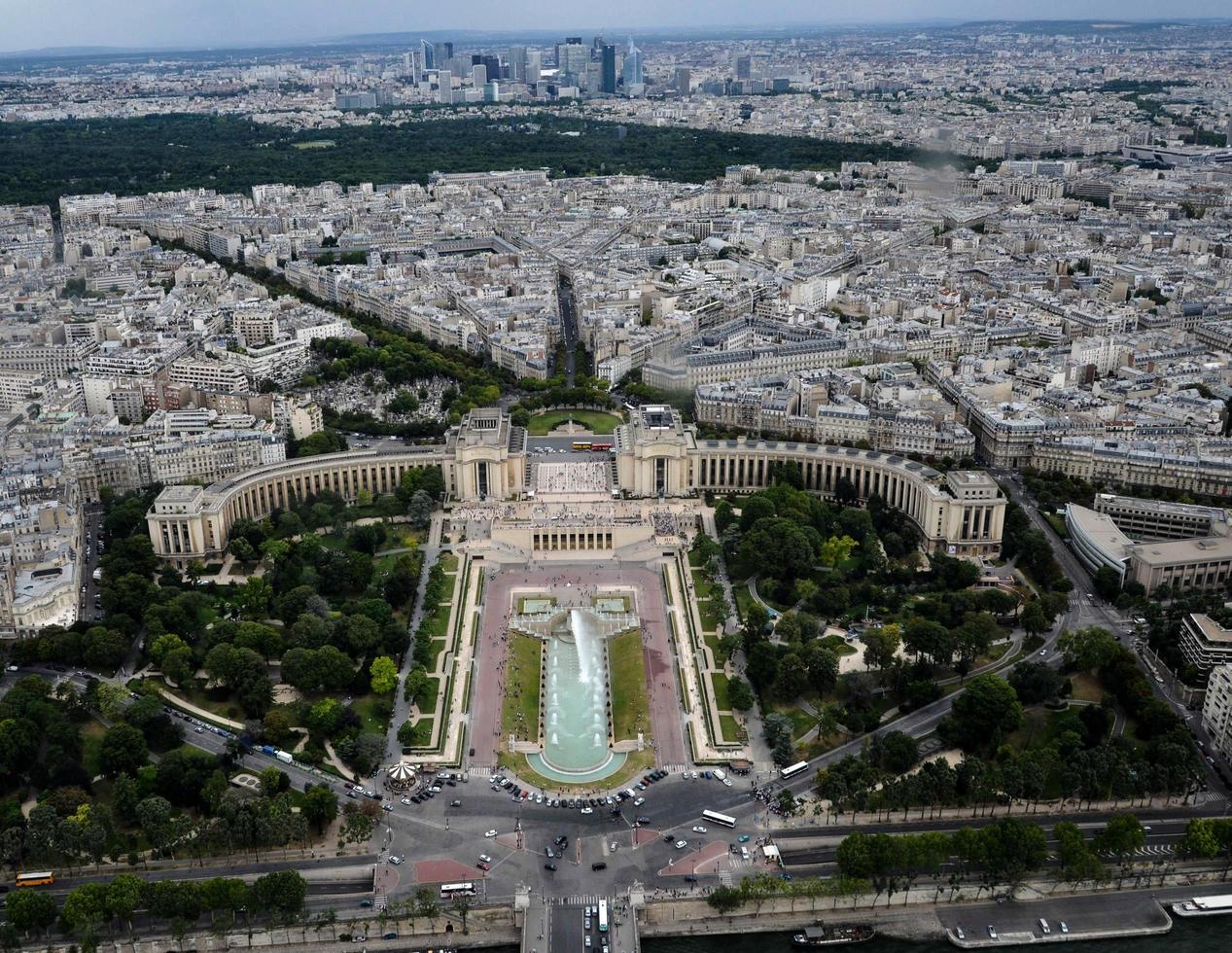 a trocadero dentro Paris França, fotografado a partir de a topo do a Tour eiffel. durante uma quente verão dia dentro agosto 2012 foto