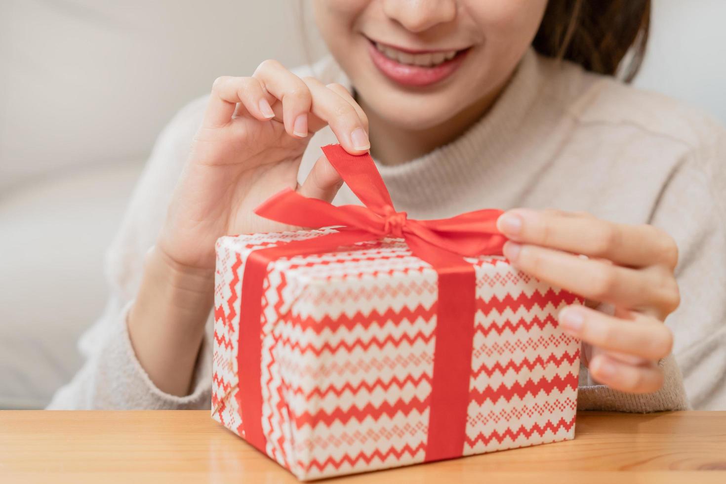 comemoro em dia do amor, Novo ano festival temporada, ásia bonita sorridente jovem mulher, menina mãos dentro abertura presente caixa, feliz para pegue presente em aniversário, namorados. momento do celebração pessoas. foto