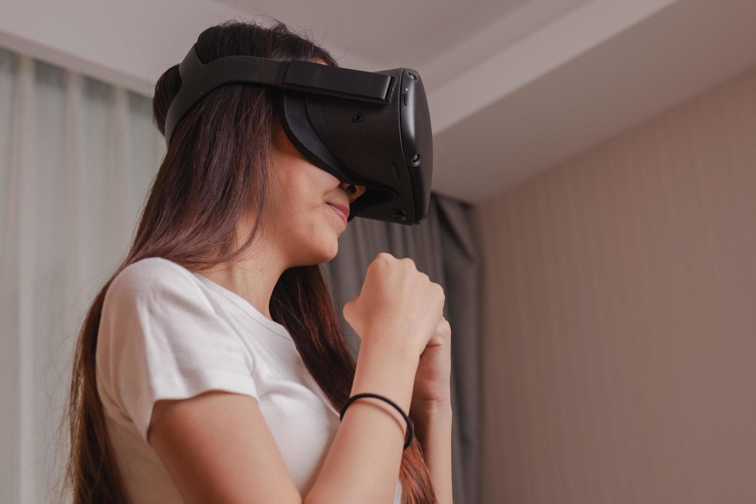 bonita ásia jovem mulher, fêmea vestem vr fone de ouvido ou visual realidade óculos, óculos ou gadget dentro boxe, lutando.garota jogador açao jogos do simulador futuro, futurista. tecnologia do moderno conceito. foto