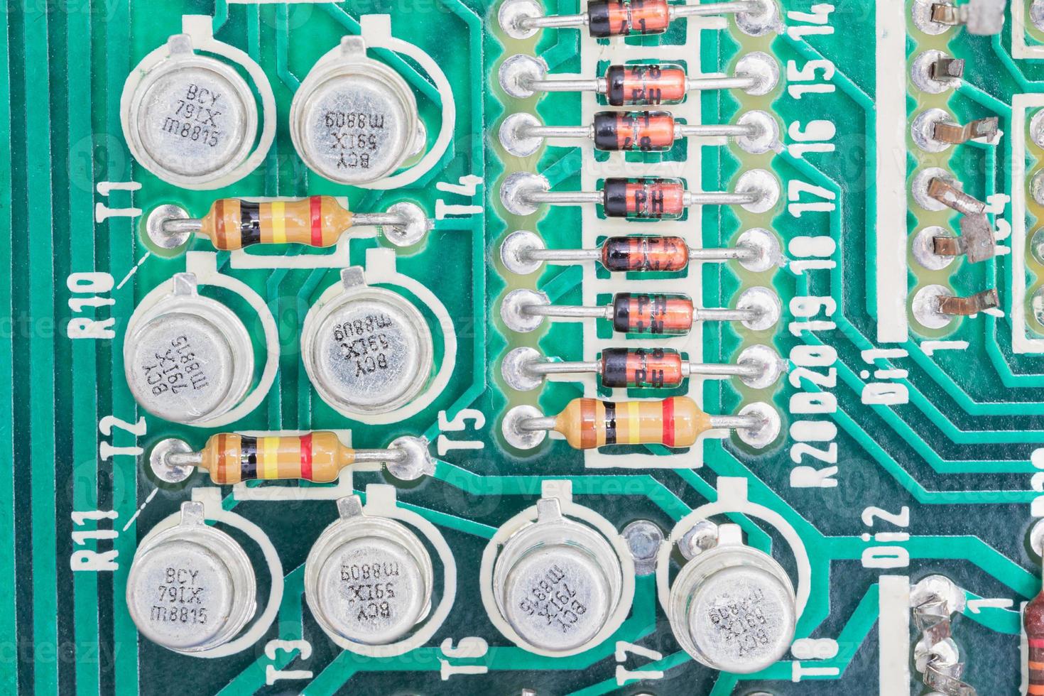 condensadores e conjunto de resistores na placa de circuito foto