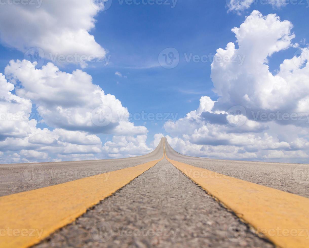 asfalto da estrada para o céu sobre as nuvens foto