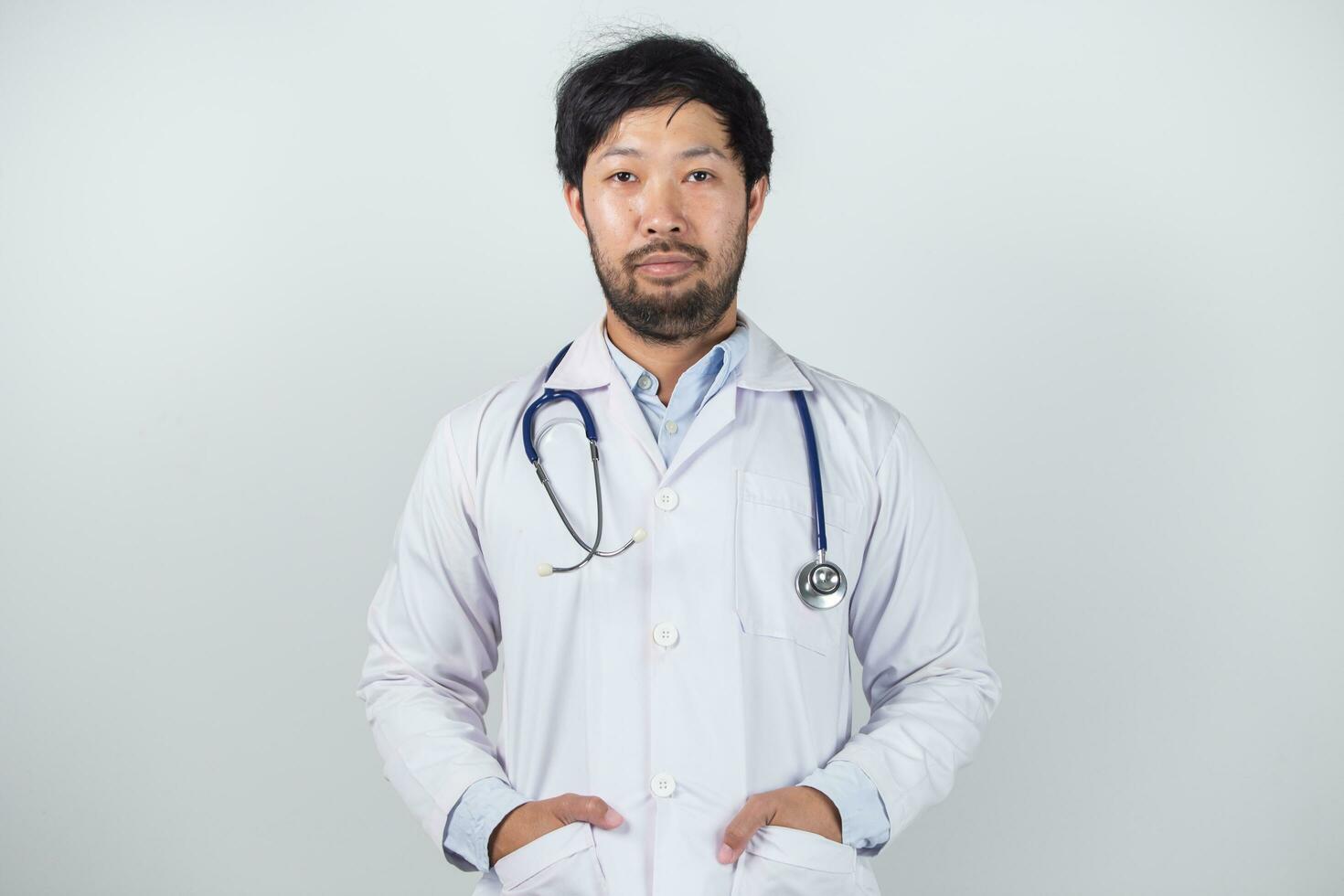 ásia homem dentro médico uniforme em branco fundo dentro hospital foto