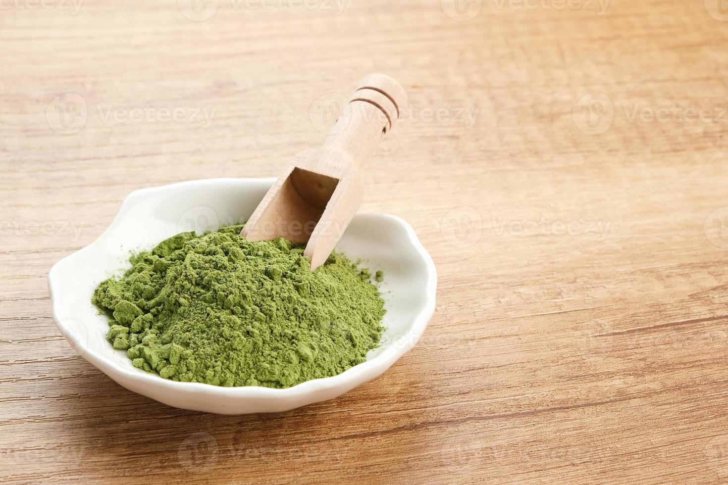 verde matcha pó dentro branco tigela, Comida ingrediente foto