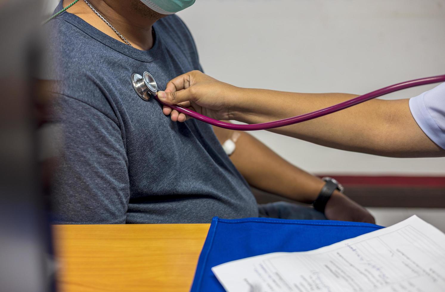 fechar-se tiro do médico mão fazendo ausculta do batimento cardiaco e traquéia. foto