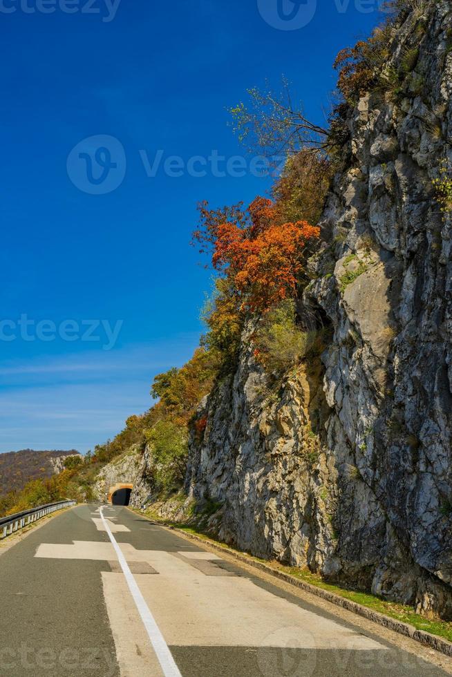 estrada no desfiladeiro do danúbio em djerdap, na fronteira sérvio-romeno foto