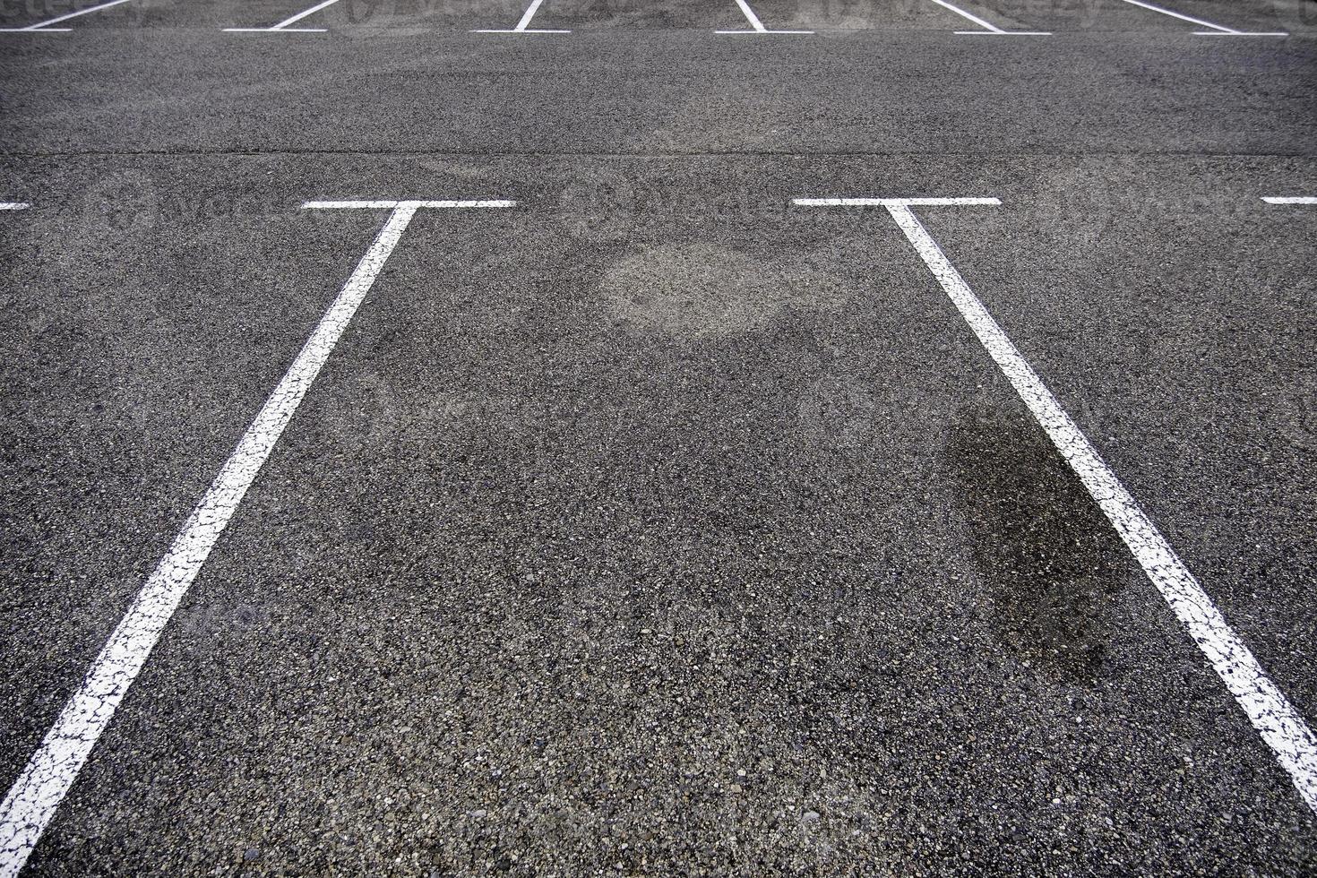 linhas de estacionamento no asfalto foto