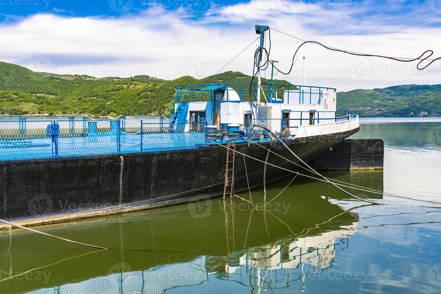 navio no desfiladeiro do danúbio em djerdap, na fronteira sérvio-romeno foto