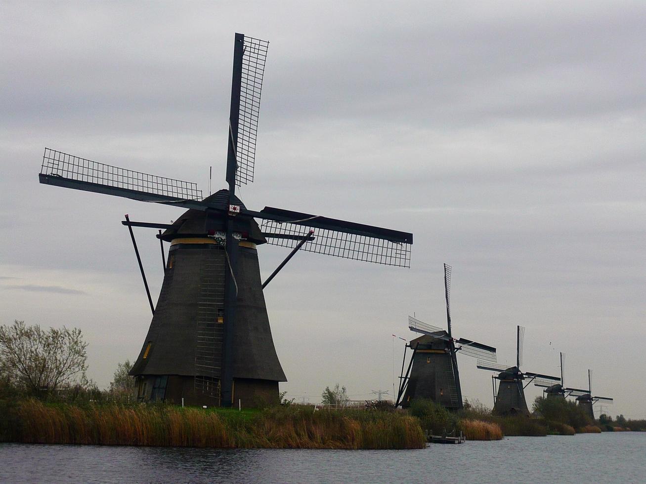 os moinhos de vento do século 18 de kinderdijk, uma vila na Holanda foto