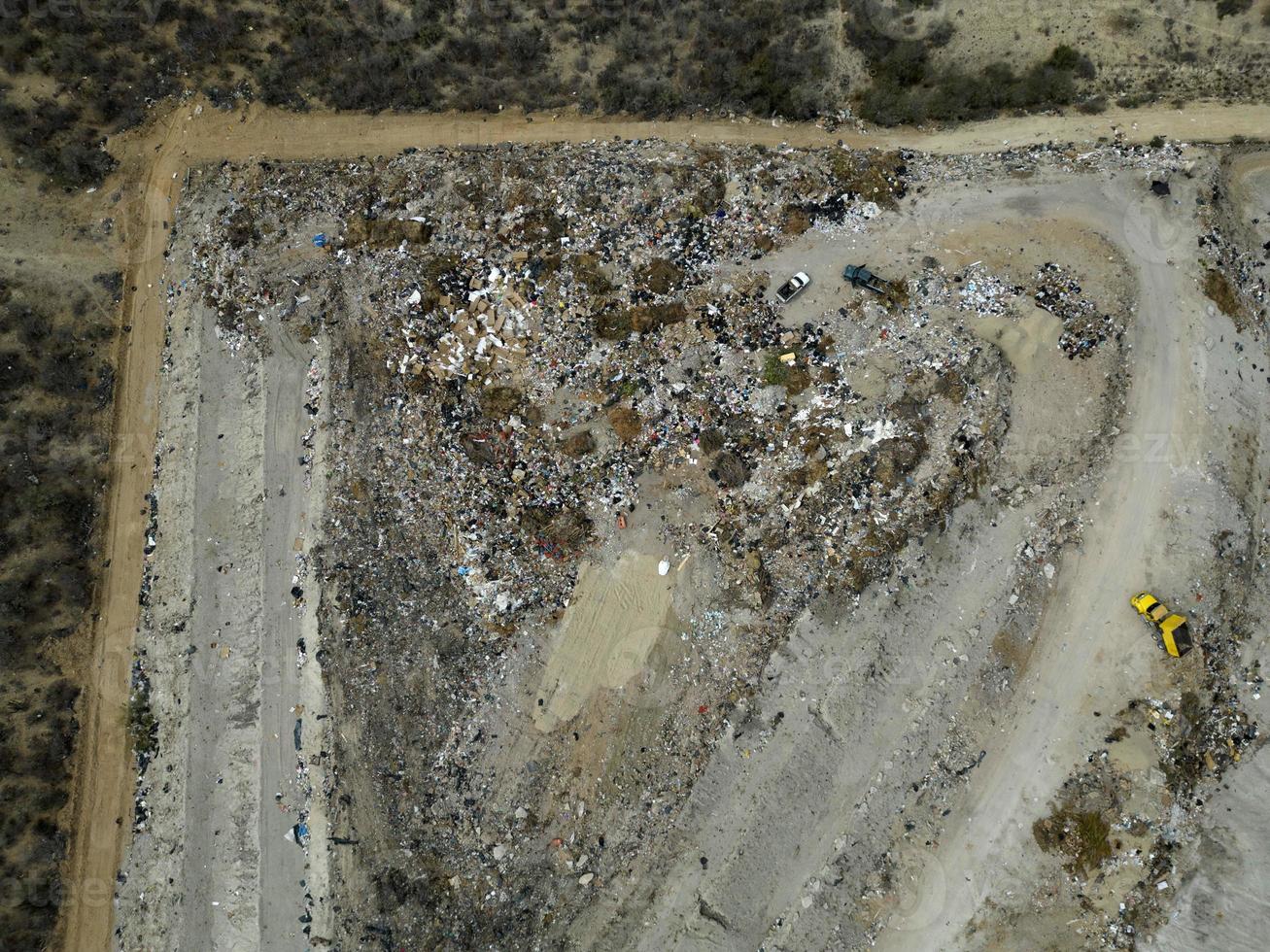 zangão aéreo topo Visão ampla lixo pilha, lixo pilha dentro Lixo despejo ou aterro montanha lixo foto