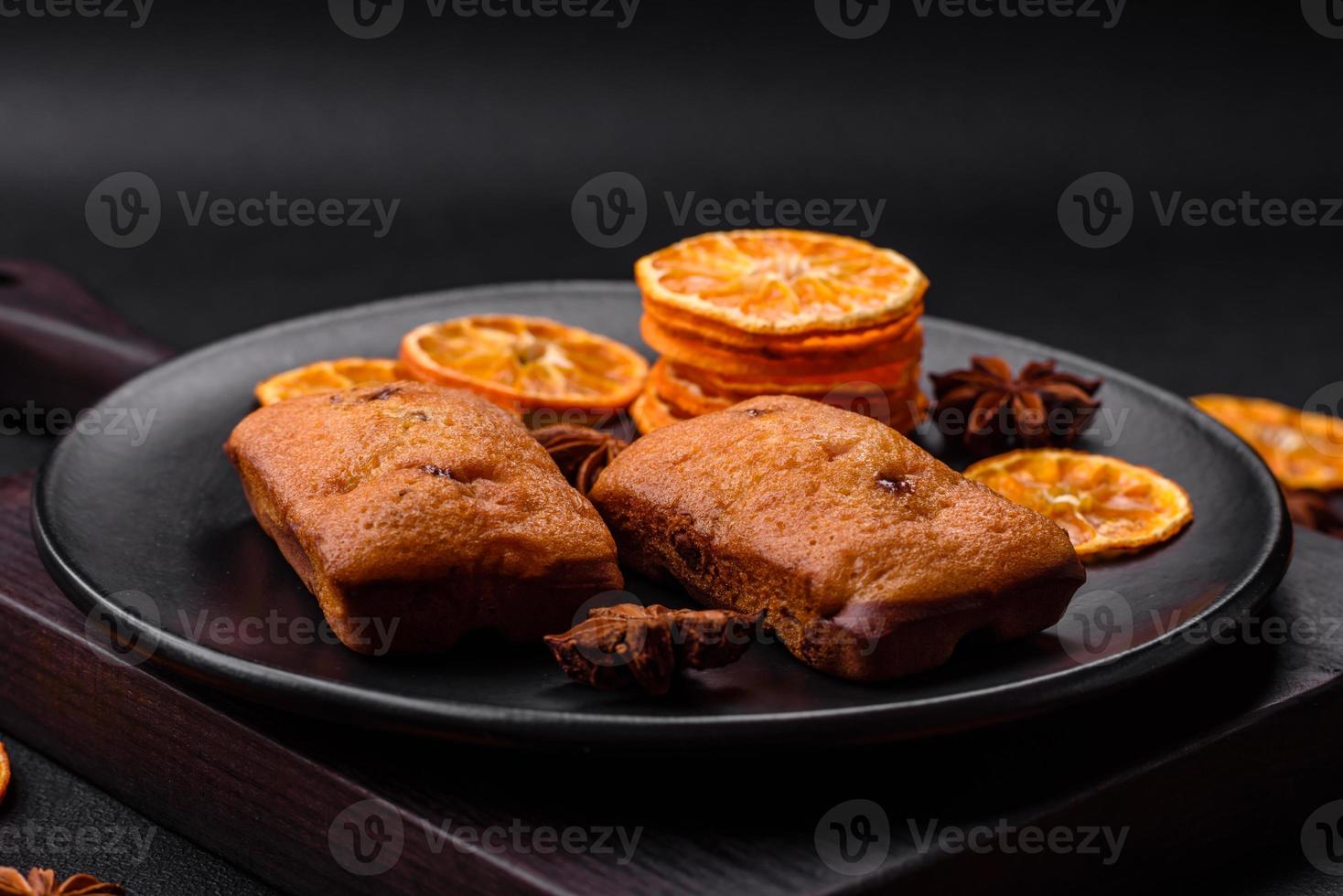 delicioso chocolate bolos e seco volta em forma fatias do tangerina foto