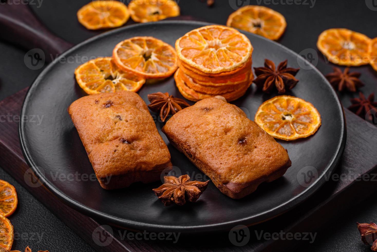 delicioso chocolate bolos e seco volta em forma fatias do tangerina foto