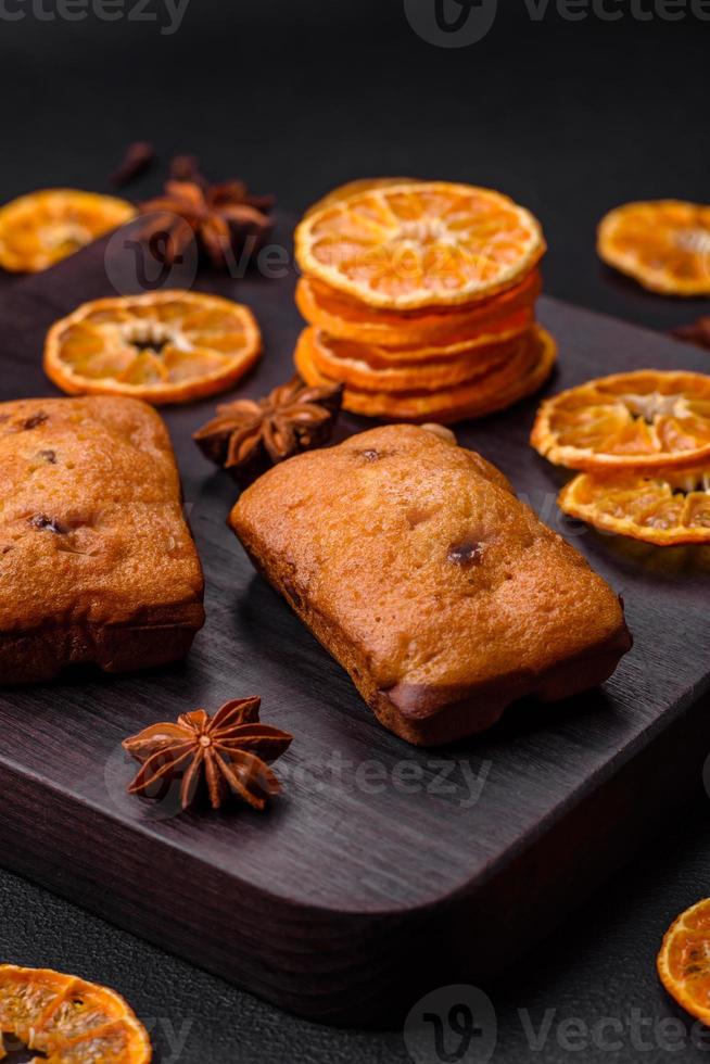 delicioso chocolate bolos e seco volta em forma fatias do tangerina foto