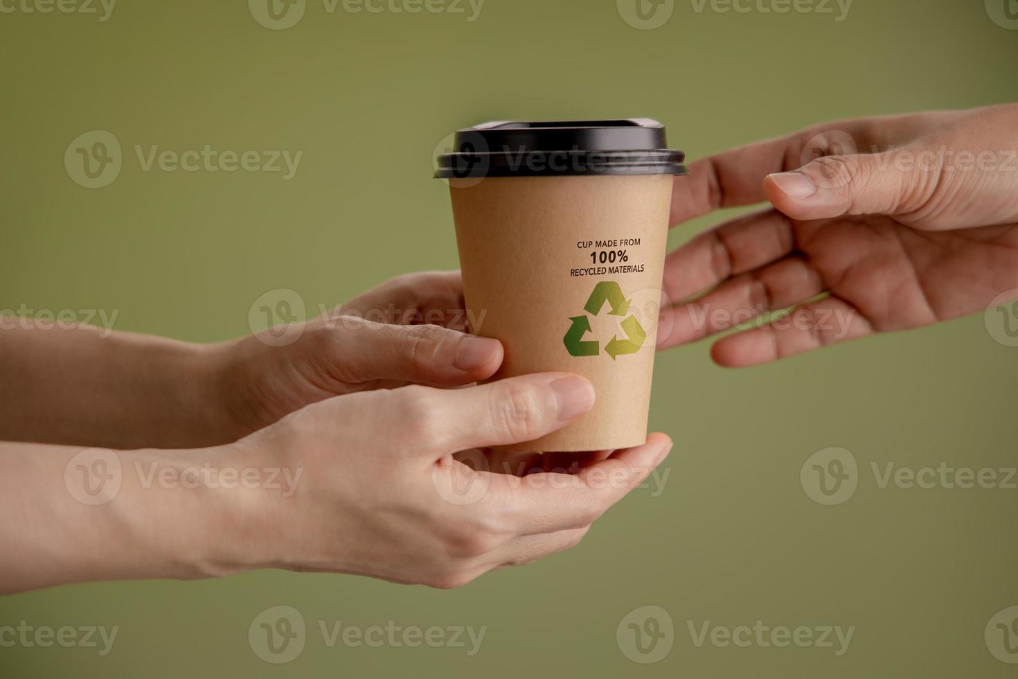 reciclado embalagem conceito. fechar-se do barista dando uma quente copo do café para cliente. zero desperdício materiais. meio Ambiente Cuidado, reuso, renovável para sustentável estilo de vida foto