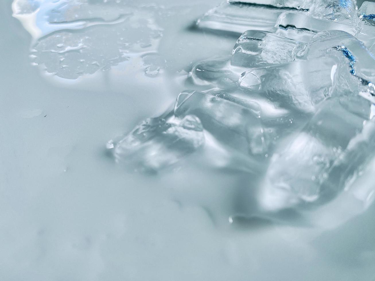 fundo de cubos de gelo, textura de cubo de gelo ou fundo me faz sentir fresco e me sentir bem, no verão, gelo e bebidas geladas nos farão sentir relaxados, feitos para negócios de bebidas ou refrescos. foto