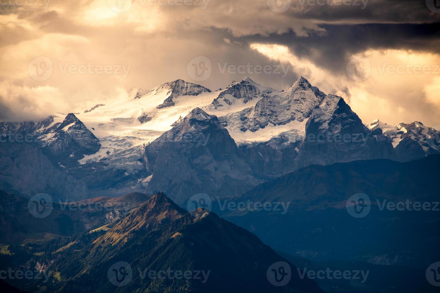 paisagem montanhosa com céu dramático foto