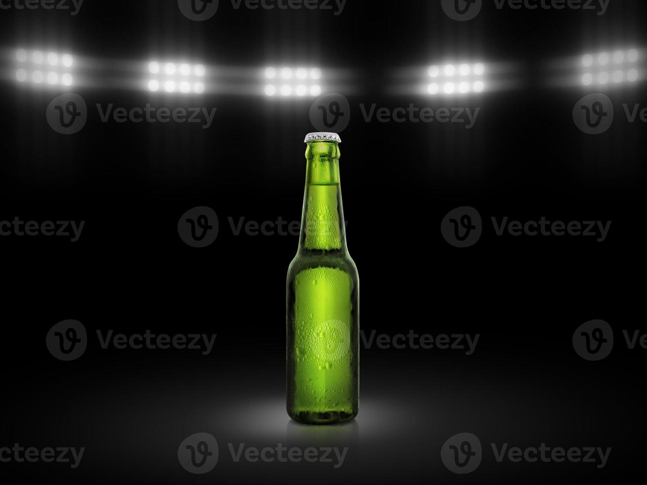 verde garrafa do fresco Cerveja com gotas do condensação em uma Preto fundo debaixo estádio luzes. 3d render foto