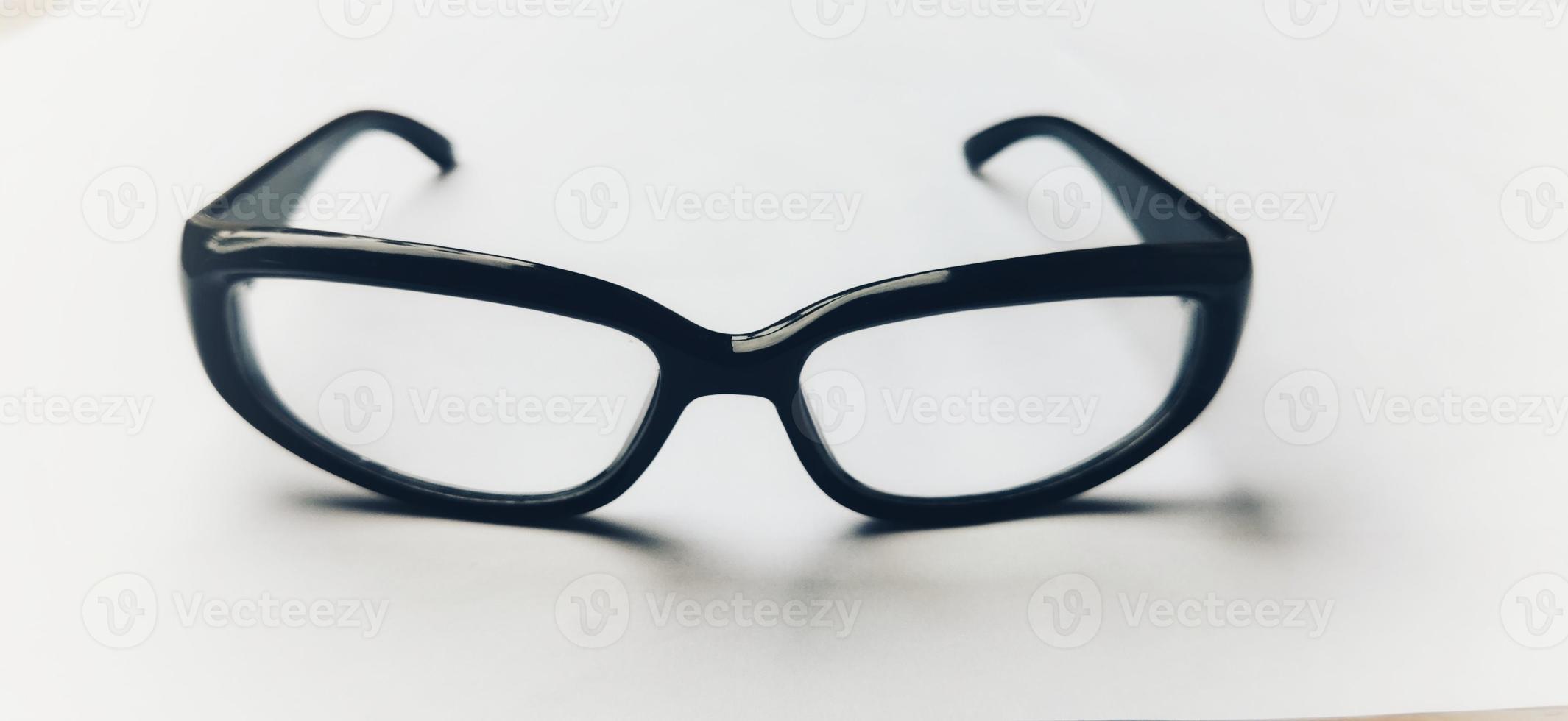 óculos de sol isolados no fundo branco foto