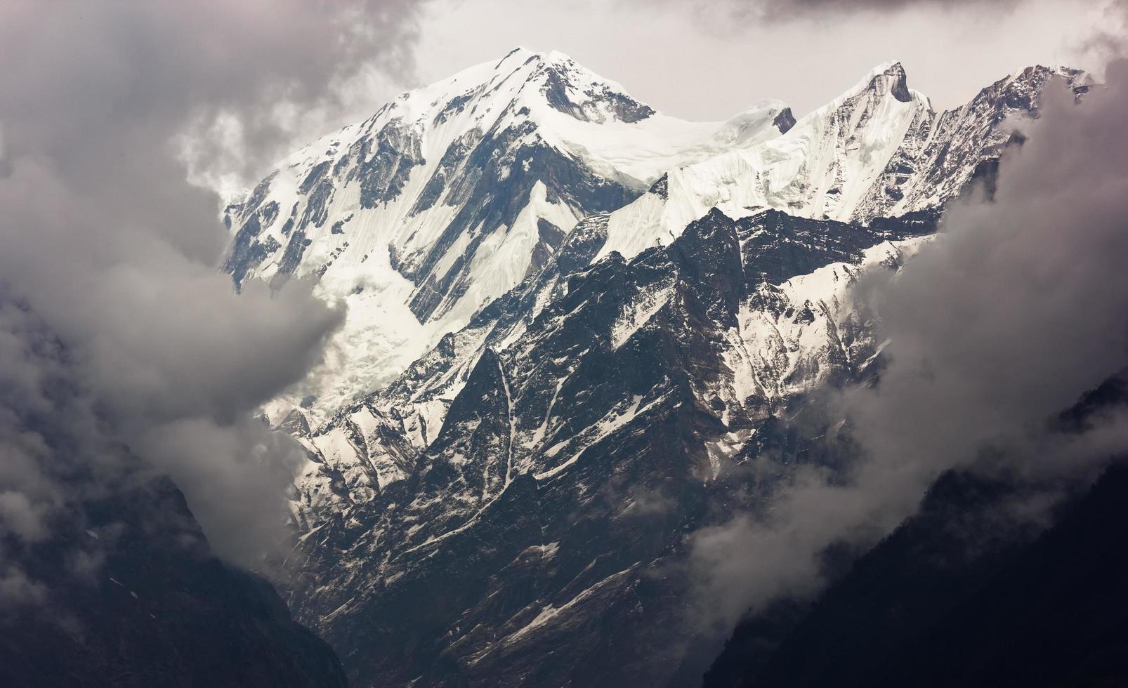 uma Visão do a Annapurna alcance a partir de a Vila do chomong em a Annapurna base acampamento trilha dentro a Nepal himalaya. foto