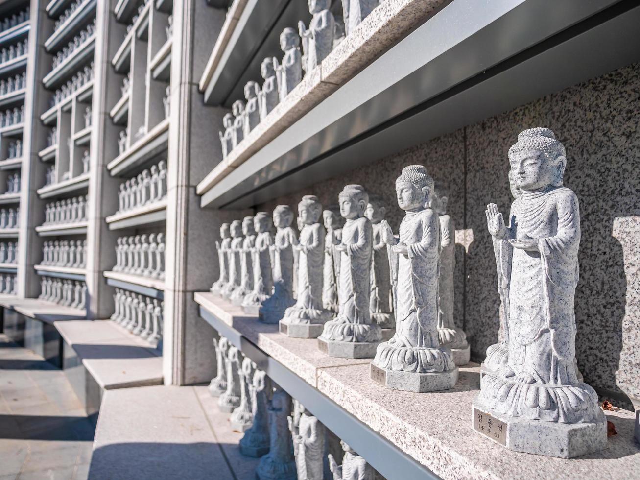 estátuas budistas no templo bongeunsa, cidade de seoul, coreia do sul foto