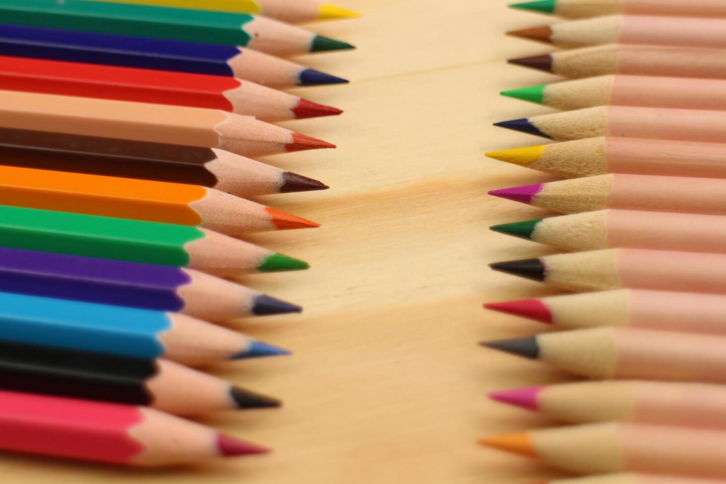 colori lápis em de madeira fundo foto