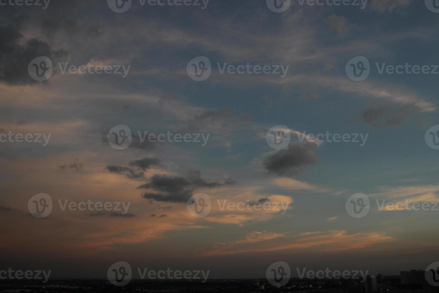 bight dourado nublado céu dentro pôr do sol fundo dentro cidade construção Cidade foto