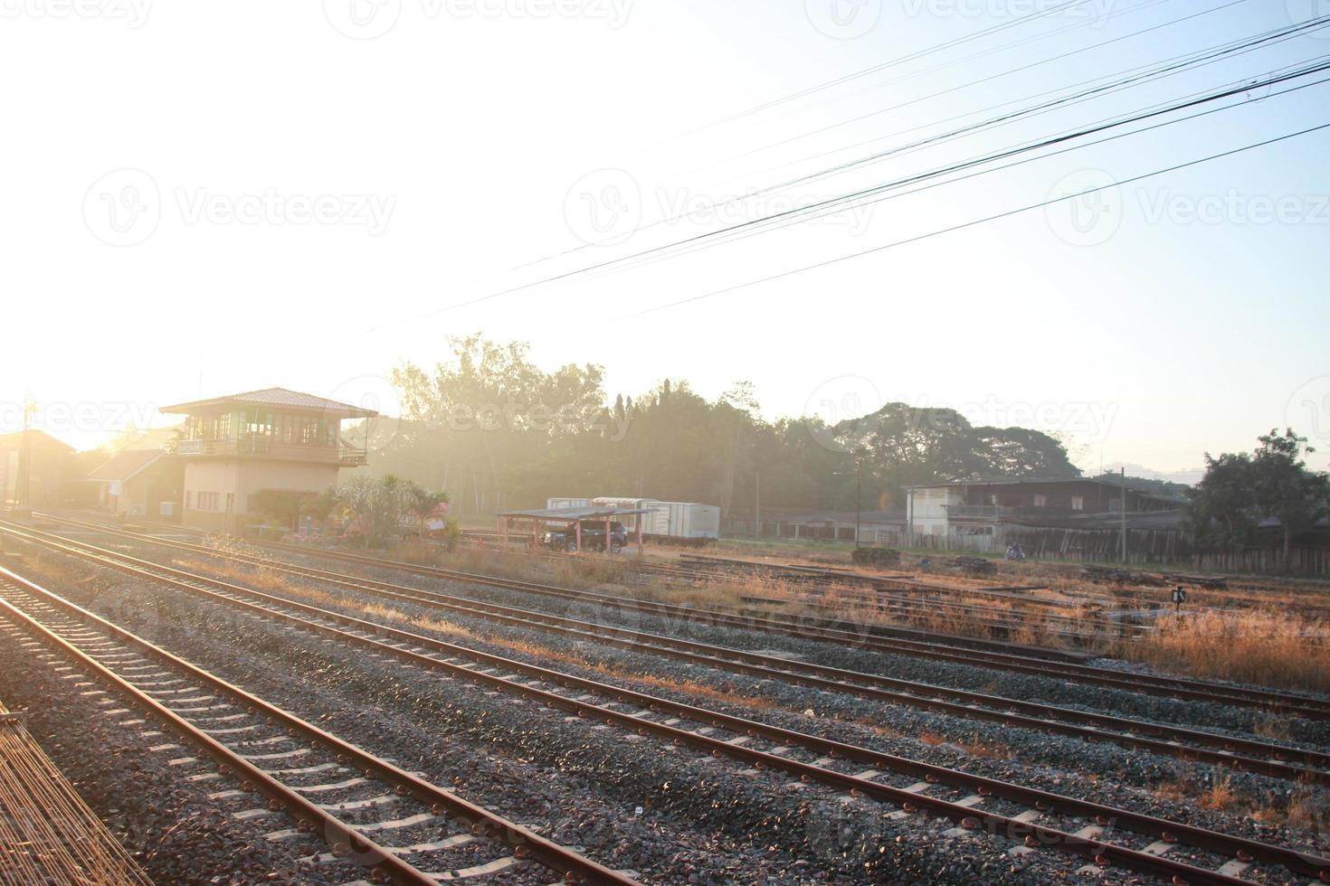 Fazenda com trem estrada de ferro com Sol luz não trem foto