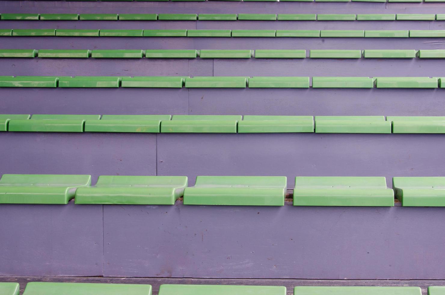 assentos verdes em um estádio foto