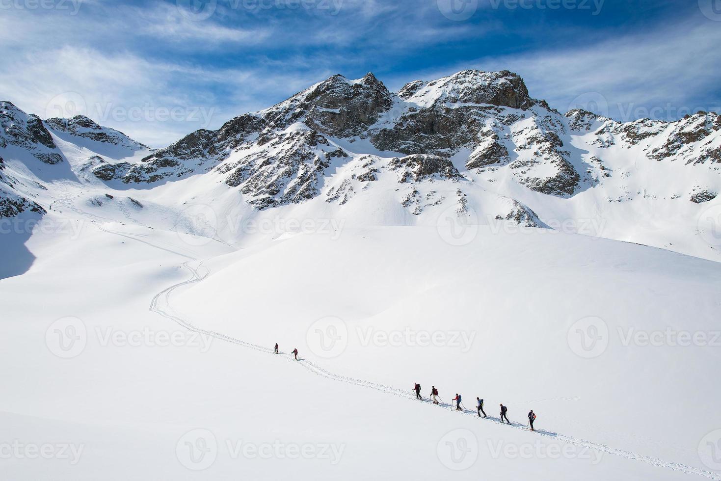 grupo de alpinistas amarrados ao cume foto