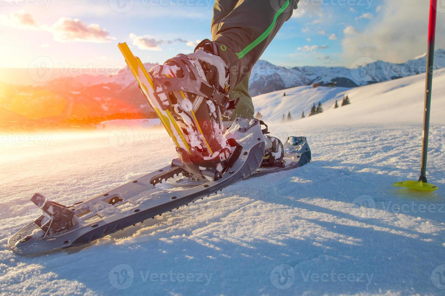 andando com raquetes de neve nas montanhas foto