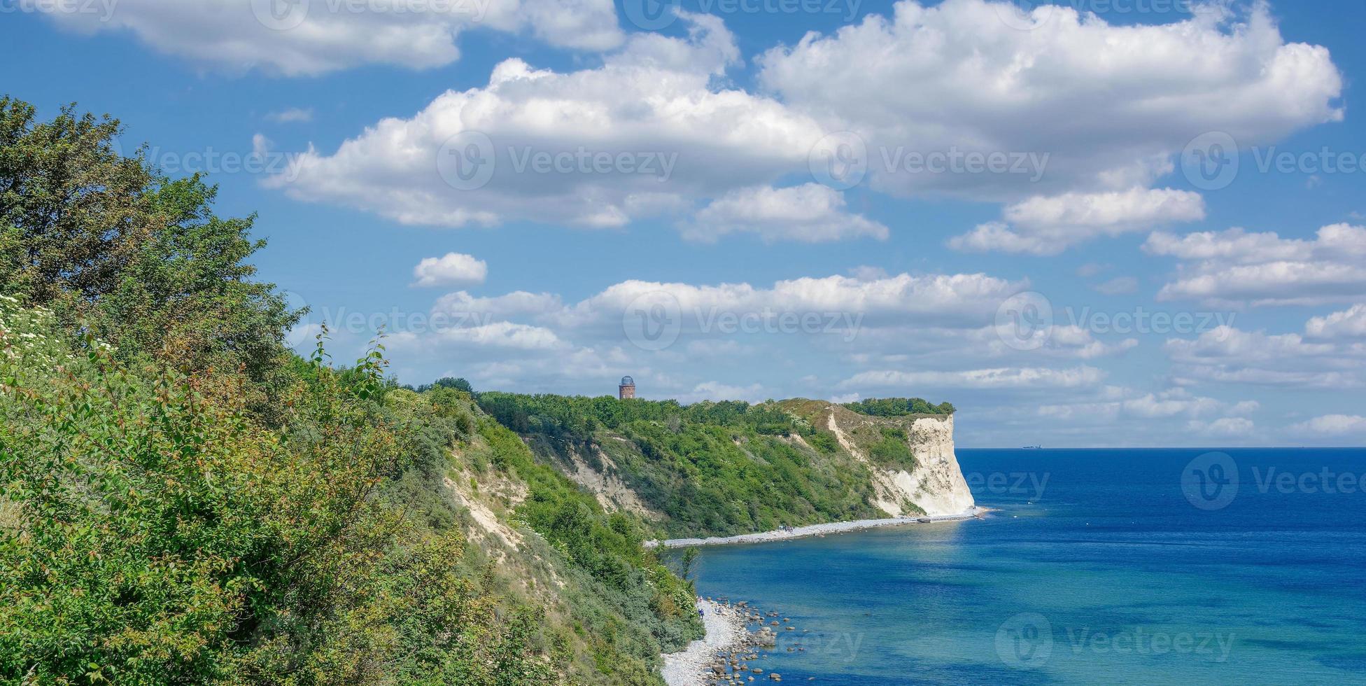 Visão para íngreme costa às kap Arkona em Ruegen, Báltico mar, mecklenburg-vorpommern, alemanha foto