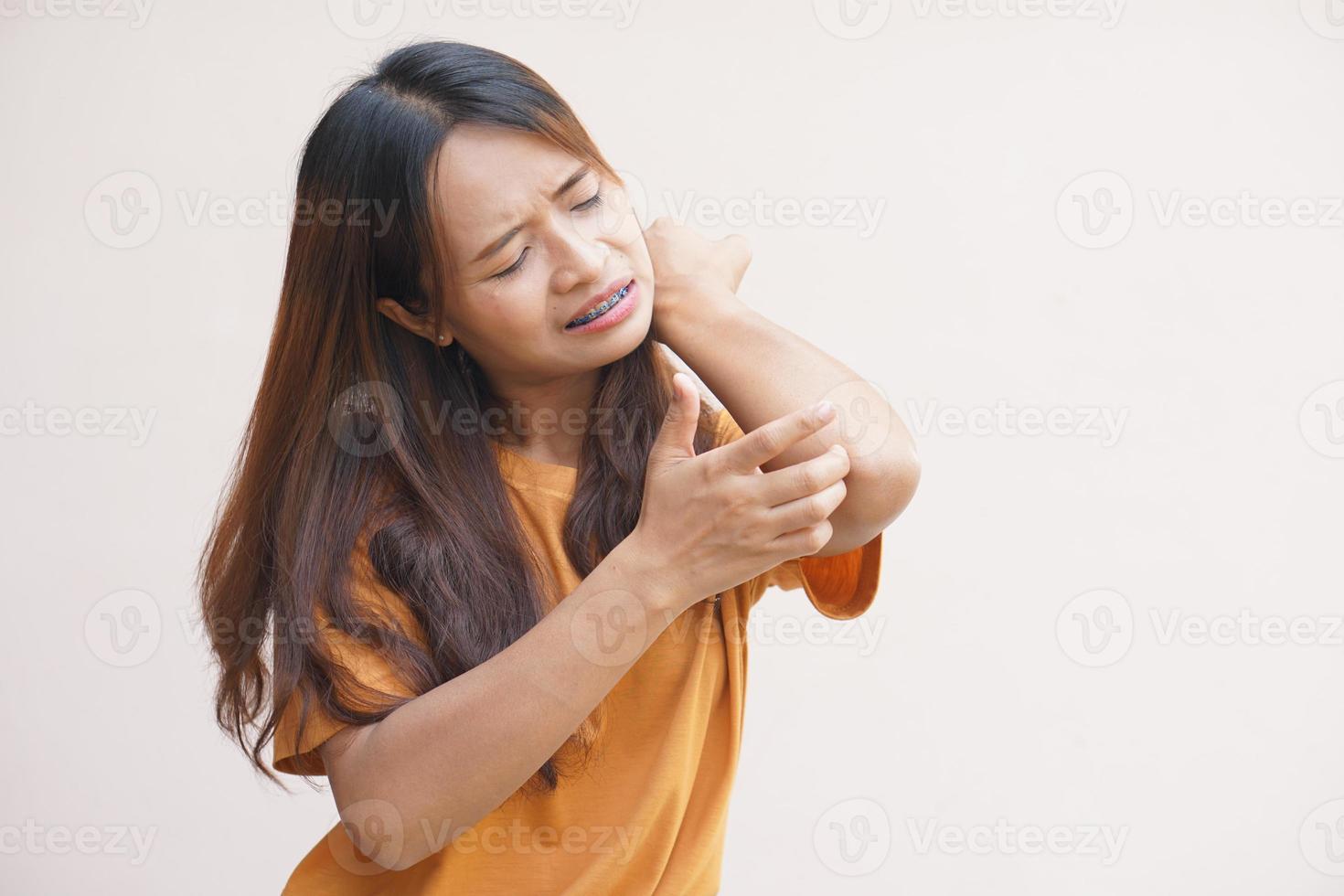 ásia mulher tendo Pruriginoso pele em braço foto