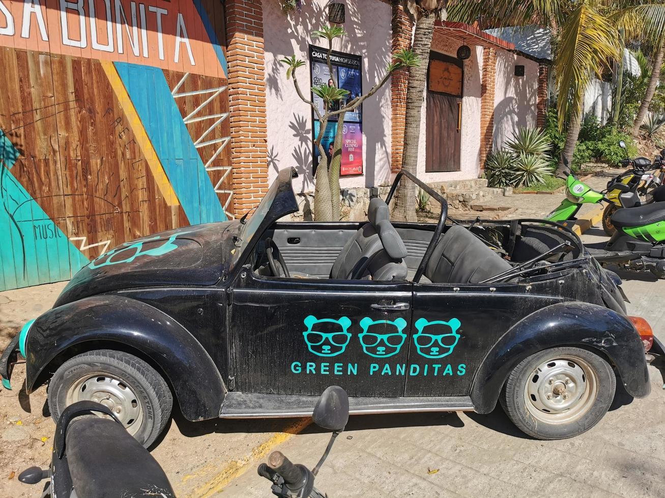 porto escondido Oaxaca México 2023 turquesa sintonizado velho clássico vintage carro carros porto escondido México. foto