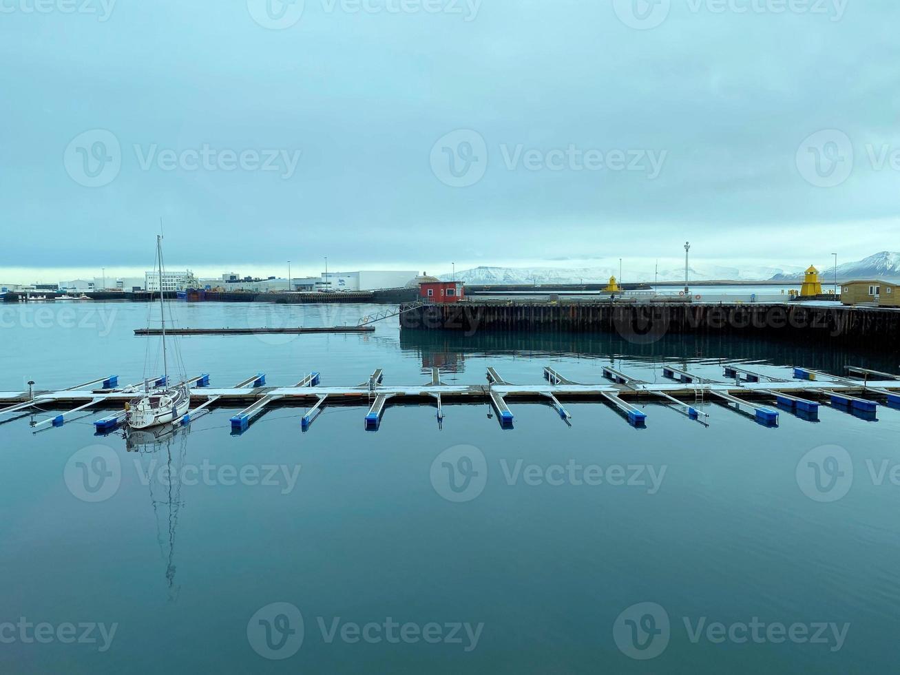 uma Visão do a litoral às reykjavik dentro Islândia dentro a inverno foto