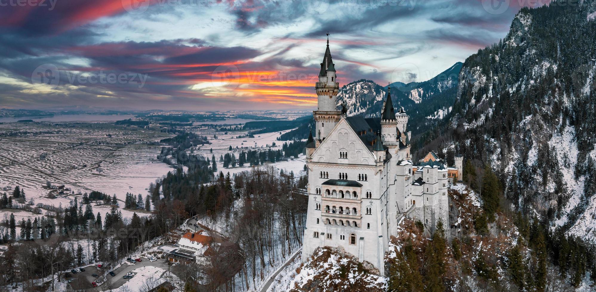 aéreo Visão do a Neuschwanstein castelo ou Schloss Neuschwanstein em uma inverno dia foto