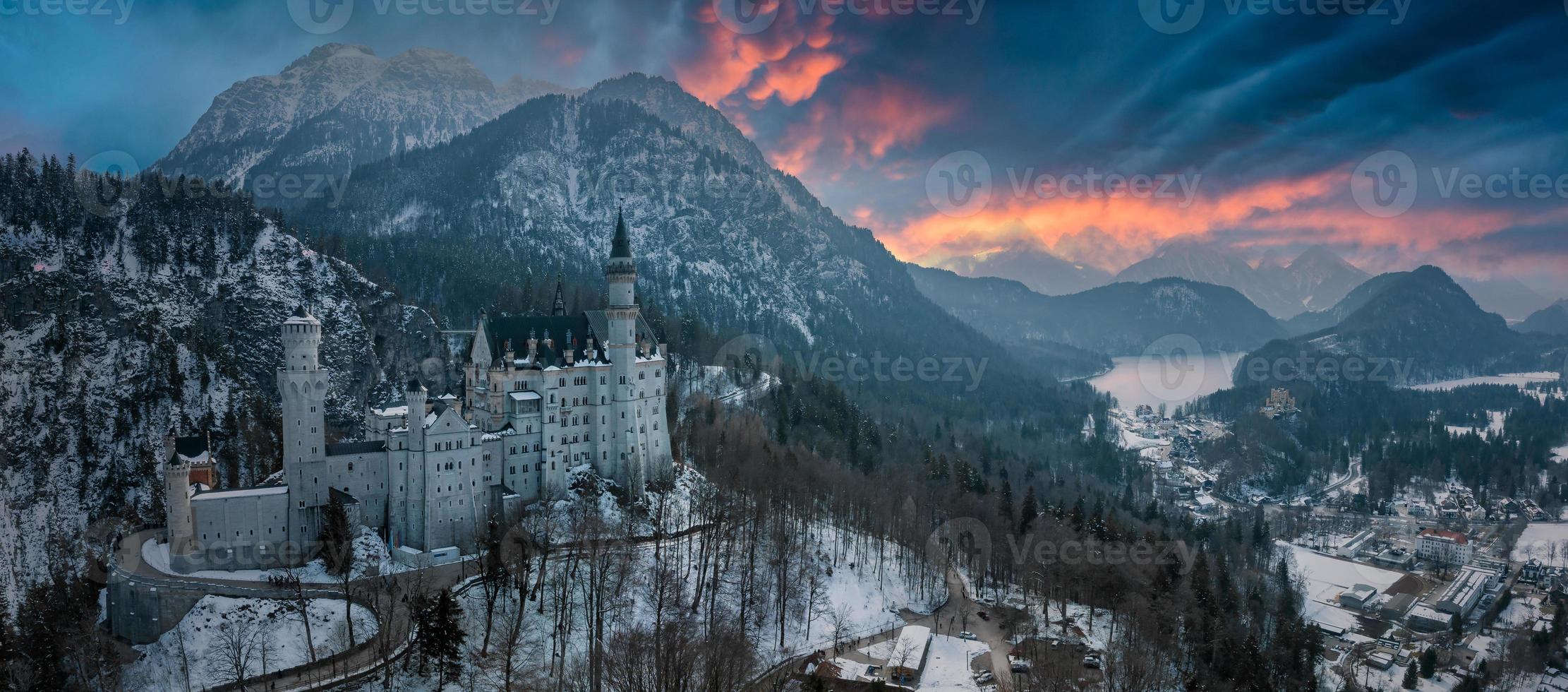 aéreo Visão do a Neuschwanstein castelo ou Schloss Neuschwanstein em uma inverno dia foto