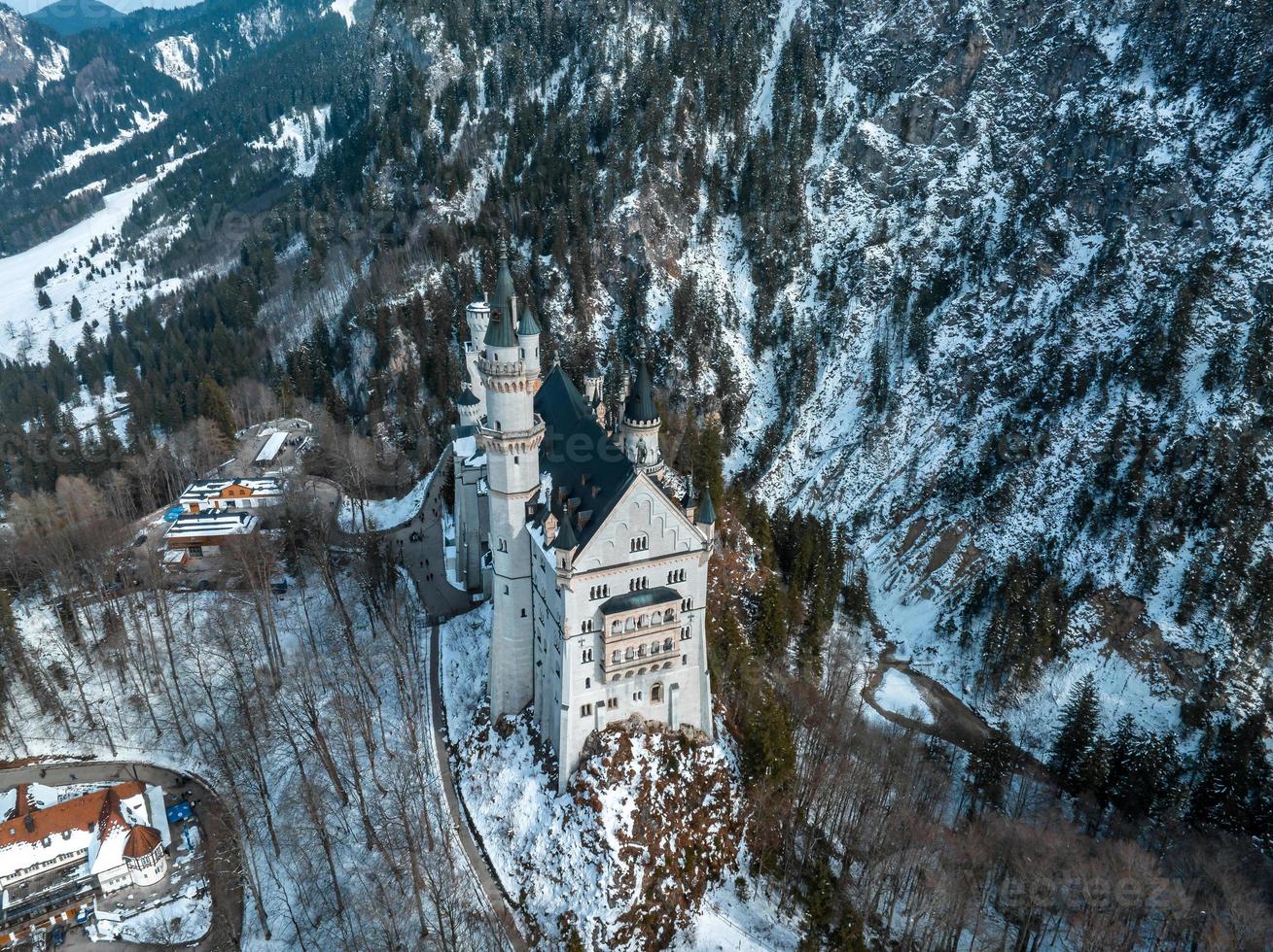 aéreo Visão do a Neuschwanstein castelo ou Schloss Neuschwanstein em uma inverno dia foto