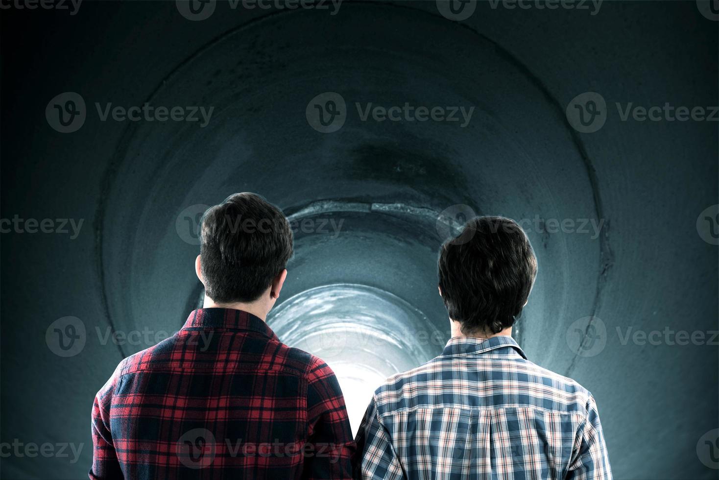 homens dentro uma túnel foto