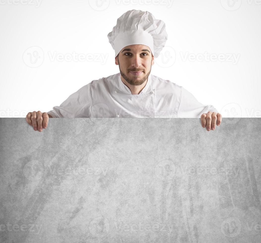 chefe de cozinha segurando uma em branco cardápio foto