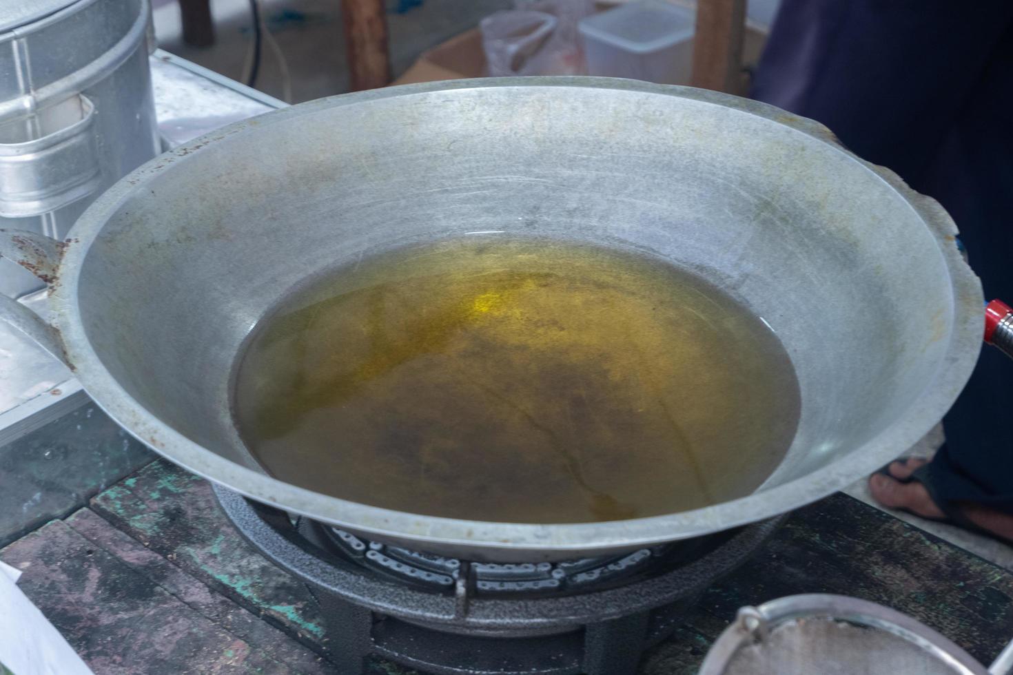 cozinhando óleo em uma grelha, preparação para fritar foto